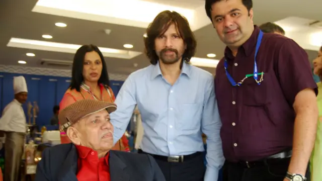 ماسٹر بیٹسمین سچن کے بھائی اجت تندولکر (درمیان میں) اور ان کے پہلے کوچ رما کانت اچریگر (بائیں جانب) بھی ٹیسٹ میچ کے پہلے دن وہاں موجود تھے۔ انہوں نے دس برس کے سچن کو کرکٹ سکھائی تھی۔