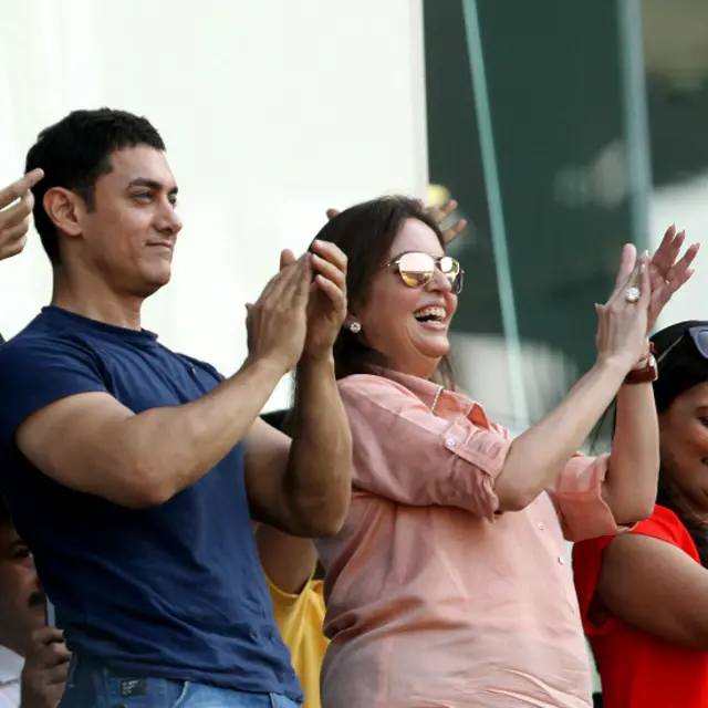 تندولکر کے مداح بالی وڈ اداکار عامر خان اور انڈیا کی معروف کاروباری شخصیت انیتا امبانی بھی اس موقع پر وہاں موجود تھے۔