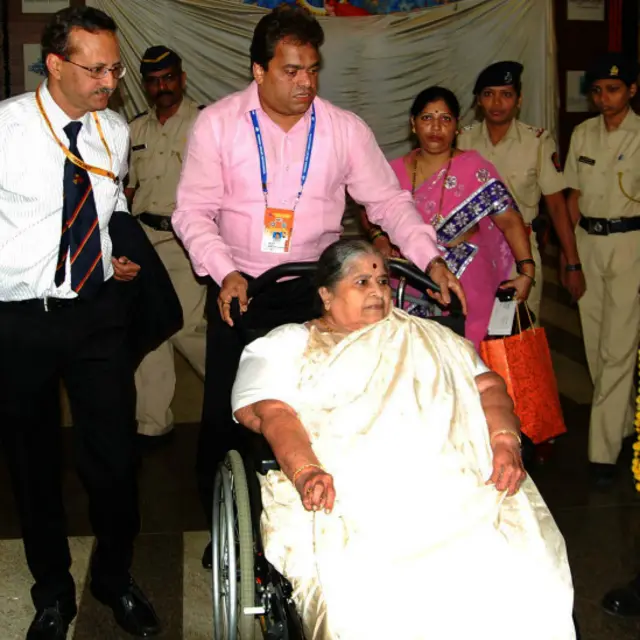 سچن تندولکر کے کریئر کا آخری ٹیسٹ میچ دیکھنے کے لیے پہلی بار ان کی والدہ بھی سٹیڈیم میں آئیں۔