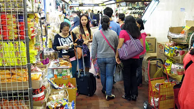 香港中环环球大厦商场内的菲律宾人（14/11/2013）