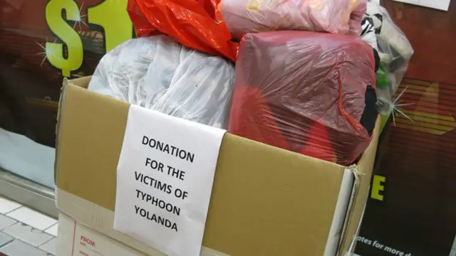 LBC Mabuhay汇款公司门外的物资捐赠收集箱（14/11/2013）