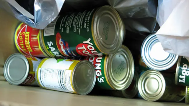 LBC Mabuhay汇款公司内的物资捐赠收集箱内放满了罐头食物（14/11/2013）