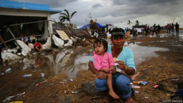 菲律宾塔克洛班机场航站楼瓦砾旁等待离开的灾民（14/11/2013）