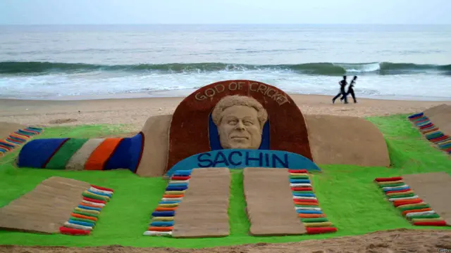 آرٹسٹ سدرشن پٹنیک نے ساحل پر سچن کا ریت سے مجسمہ بنا کر انہیں خراج تحسین پیش کیا۔ یہ تندولکر کا 200 واں ٹیسٹ میچ ہے اس لیے اس مجسمے کے ساتھ 200 بلے بھی بنائے گئے ہیں۔