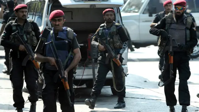 پاکستان میں گذشتہ کئی سالوں سے محرم کے دس روز یعنی عشرہ محرم کے لیے غیر معمولی حفاظتی انتظامات کیے جاتے ہیں۔ کراچی میں بدھ کو دو امام بارگاہوں پر بم حملے کیے گئے تھے، جس میں 15 کے قریب افراد زخمی ہوگئے تھے۔