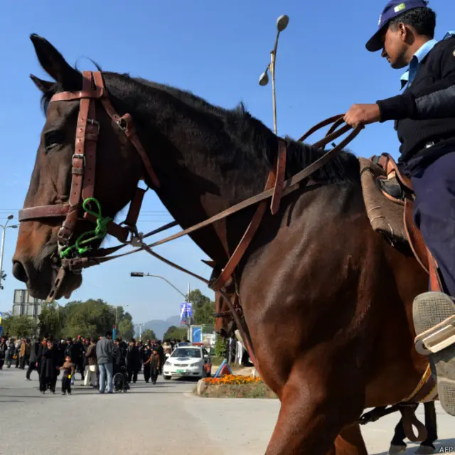وفاقی دار الحکومت اسلام آباد میں بھی دس محرم الحرام کو انتظامیہ نے فول پروف سکیورٹی اقدامات کرنے کے دعوے کیے ہیں۔ یہاں بھی ڈبل سواری پر پابندی ہے جب کہ جلوسوں میں شناختی کارڈ لے کر چلنا لازمی ہے۔