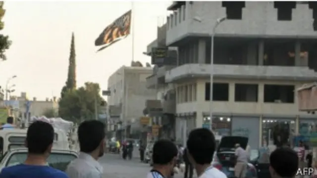 علم القاعدة فوق إحدى الكنائس في الرقة