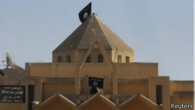 علم للقاعدة فوق كنيسة في الرقة