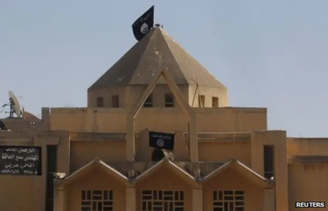 پرچم سیاه بر بالای کلیسای ارامنه کاتولیک رقه برافراشته شد