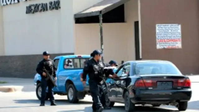 Policía federal vigila negocios en Ciudad Juárez, Chihuahua. Foto Jesus Alcazar/AFP/Getty Images