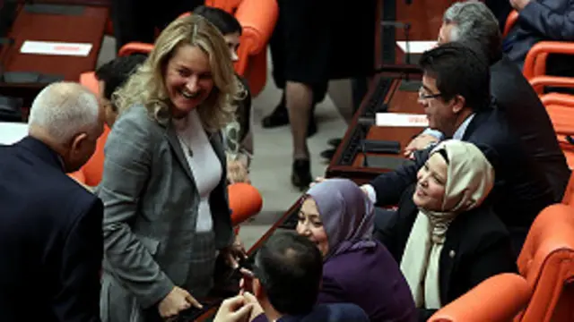 رفض البرلمان في السابق طلبا برفع الحظر تقدمت به نائبة ذات ساق صناعية