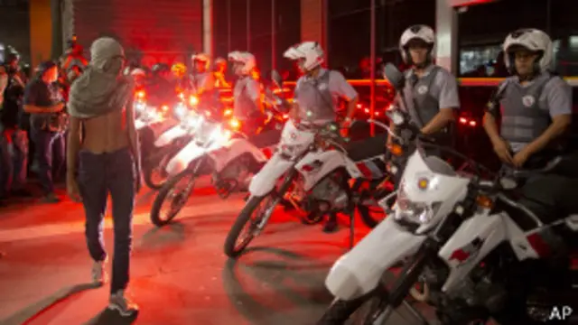 Black blocs desafim polícia em São Paulo (foto: AP)