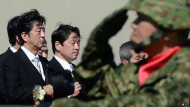 日本首相出席自卫队检阅仪式(27/10/2013)