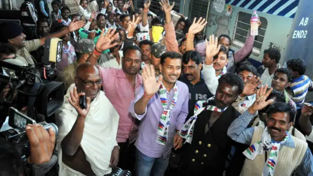 आजसू पार्टी के कार्यकर्ता और नेता आंदोलन के लिए दिल्ली रवाना होने की तैयारी में