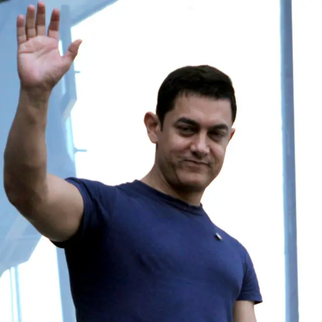 بالی وڈ کے معروف اداکار عامر خان بھی وہاں موجود تھے۔ انھوں نے باکس میں جا کر کمنٹری بھی کی۔ اس سے قبل انھوں نے کہا کہ وہ پردۂ سکرین پر سچن تندولکر کا کردار ادا کرنا چاہتے ہیں۔