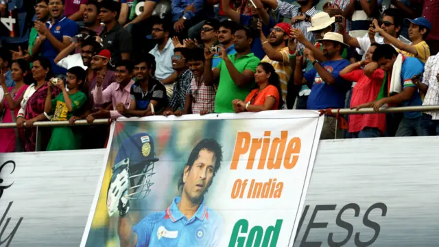 سچن کے چاہنے والوں سے پورا سٹیڈیم کھچاکھچ بھرا ہوا ہے۔ انھیں یہ امید بھی ہے کہ شاید ایک بار پھر سچن بلے بازی کے لیے اتریں۔