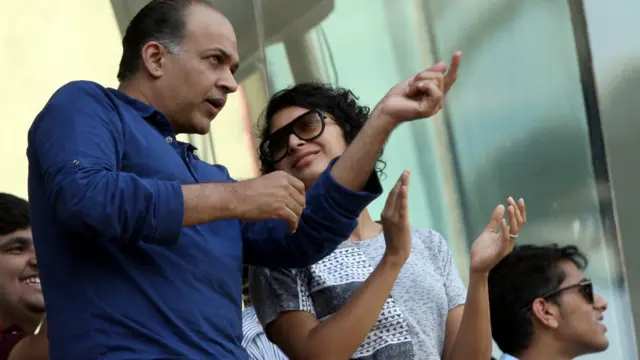 شائقین میں بالی وڈ کے ہدایت کار آشوتوش گواریکر کے ساتھ عامر خان کی بیگم کرن راؤ بھی وہاں موجود تھیں۔