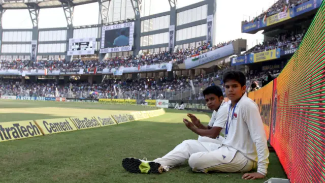 وانکھیڑے سٹیڈیم کا ایک منظر۔ شائقین کی ریکارڈ تعداد یہ تاریخی میچ دیکھنے پہنچی ہے۔