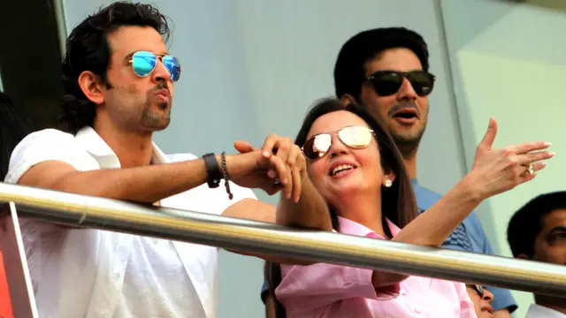 یہاں ریتک روشن اور آئی پی ایل ٹیم ممبئی انڈینز کی نیتا امبانی کو دیکھا جا سکتا ہے۔