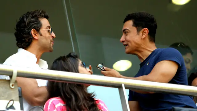 عامر خان اور ریتک روشن ایک دوسرے کو دیکھ کر خوشی اور حیرت کے ملے جلے جذبات میں یہاں نظر آ رہے ہیں۔