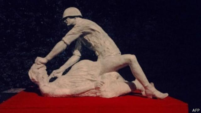 Скульптура с солдатом-насильником