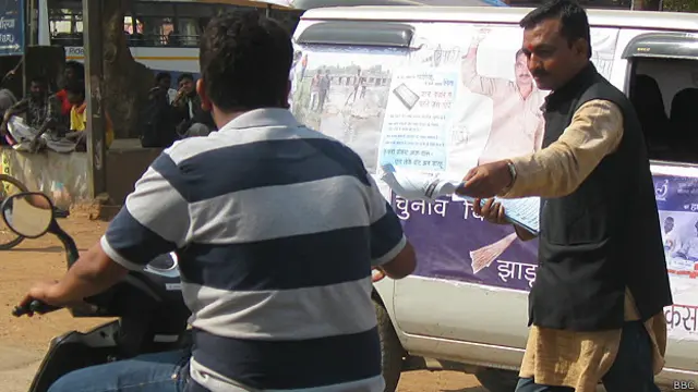 राजेश त्रिपाठी, एक लंबे अरसे से रायगढ़ जिले में औद्योगिकीकरण की वजह से हो रहे, प्रदूषण, विस्थापन और भूमि अधिग्रहण के मुद्दे को लेकर लोगों को गोलबंद करने का काम करते आ रहे हैं.