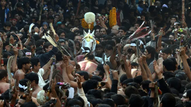 یوم عاشور پر شیعہ مسلک سے تعلق رکھنے والے مسلمان حضرت امام حسین کے یوم شہادت پر ماتمی جلوس نکالتے ہیں۔ پاکستان میں امن عامہ کی ابتر صورت حال کے باوجود ہزاروں لوگوں نے ماتمی جلوسوں میں شرکت کی۔