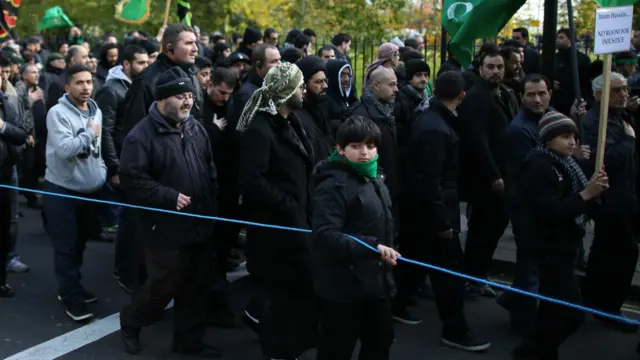 لندن میں بھی شیعہ مسلمانوں نے اس موقعے پر جلوس نکالا۔