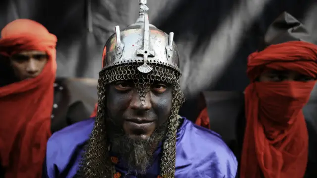 بحرین میں ایک شیعہ مسلمان یوم عاشور کے موقع پر زرہ بکتر پہن کر جلوس میں شریک ہے۔