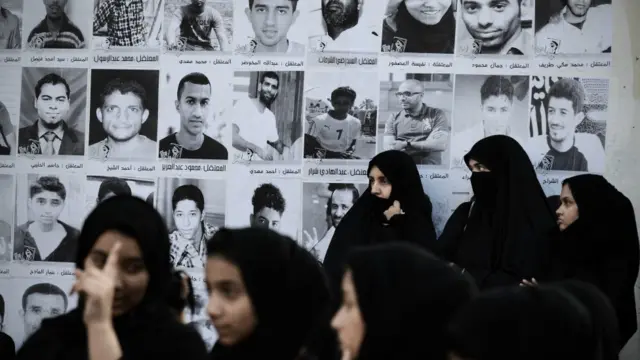 مشرق وسطیٰ میں چلنے والے تبدیلی کی لہر نے بحرین کو بھی متاثر کیا۔ وہاں کی سنی بادشاہت نے تبدیلی کی اس لہر اپنے علاقائی حامیوں کی مدد سے کچل دیا ہے۔ سوگواران لاپتہ افراد کے پوسٹروں کے قریب سے گزر رہے ہیں۔