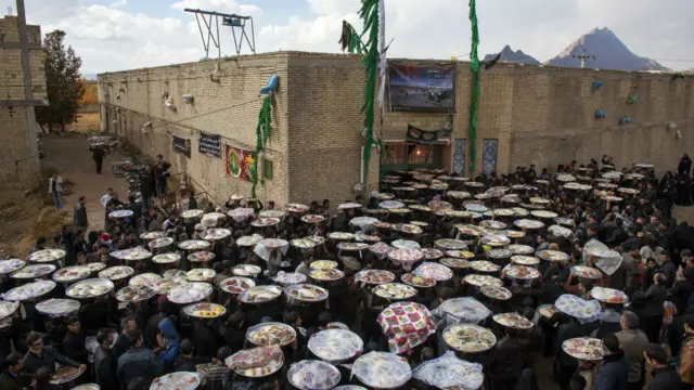 ایران میں یوم عاشور کے موقع پر ماتمیوں کے لیے خوراک کا خصوصی بندوبست کیا جاتا ہے۔ ایران کے مضافات میں واقع باغ ملک کے رہائشی یوم عاشور پر ماتمیوں کے لیے خوراک لا رہے ہیں۔