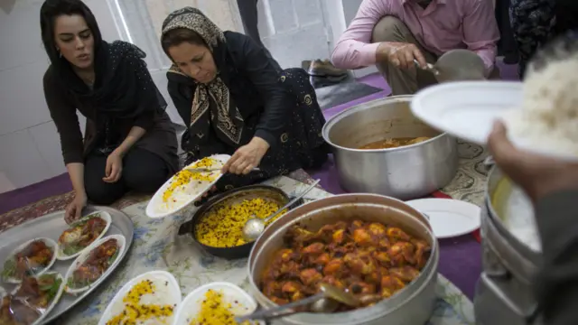  ایران کے مضافات میں واقع باغ ملک کے رہائشی یوم عاشور پر ماتمیوں کے لیے خوراک تیار کر رہے ہیں۔