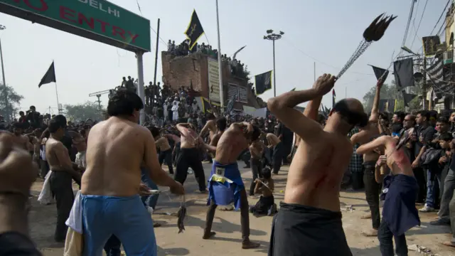 انڈیا میں یوم عاشور کے موقع پر ماتمی زنجیر زنی کرتے ہیں۔ 