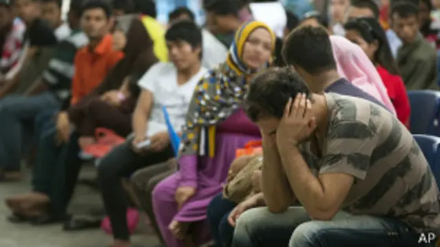 پناهجویان در دفتر سازمان ملل در کوالالامپور - رسیدگی به پرونده های متقاضیان پناهندگی در مالزی روندی طولانی است