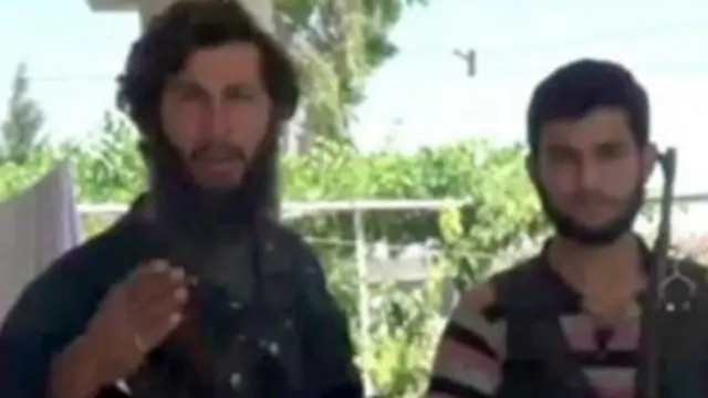 محمد فارس إلى اليسار 