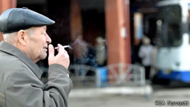 курящий на автовокзале