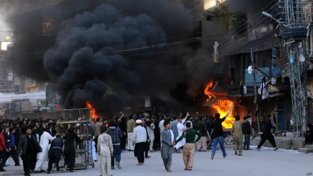 مشتعل افراد نے املاک کو آگ لگا دی۔ 