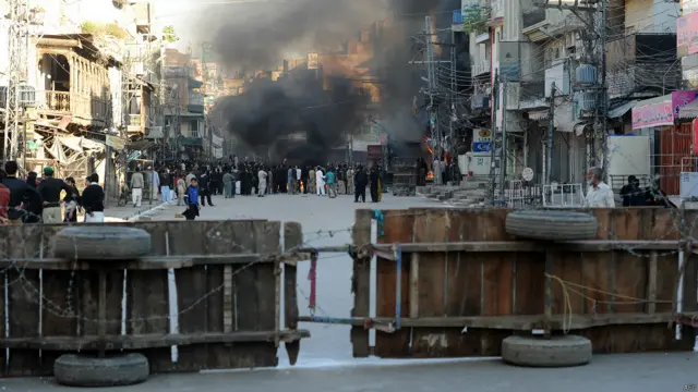 اس واقعے کی کوریج پر مامور اسلام آباد میں ایک ٹی وی کے رپورٹر نے بی بی سی کو بتایا کہ وہ فوارہ چوک پر ڈیوٹی پر موجود ہیں اور علاقے کے قریباً پانچ سو لوگوں نے ان کی گاڑیوں اور کیمروں پر ہلہ بول دیا اور انہیں زبردستی یہ کہتے ہوئے رہائشی علاقے کے اندر لے گئے کہ لاشیں اندر پڑی ہیں، تباہی اندر ہوئی ہے تو میڈیا باہر سے کس چیز کی کوریج کر رہا ہے۔