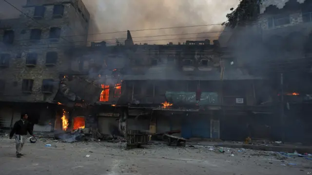 پنڈی پولیس کے کنٹرول روم میں ڈیوٹی پر موجود اہلکار کے مطابق فرقہ وارانہ فسادات اس وقت شروع ہوئے جب جمعہ کی نماز کے وقت جامعہ تعلیم القرآن کے باہر سے ماتمی جلوس گزر رہا تھا۔