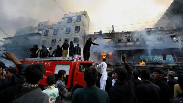 اس صحافی کا یہ بھی کہنا تھا کہ یہ بھی اطلاع ملی ہے کہ کمشنر پنڈی نے علاقے میں کرفیو لگانے کی استدعا کی ہے جس کے بارے میں ابھی کوئی فیصلہ نہیں کیا گیا تاہم انہوں نے خود فوج کو علاقے میں آتے ہوئے دیکھا ہے۔