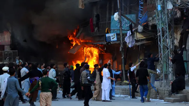 اضرم الشيعة الغاضبون النار في عدد من المحال التجارية