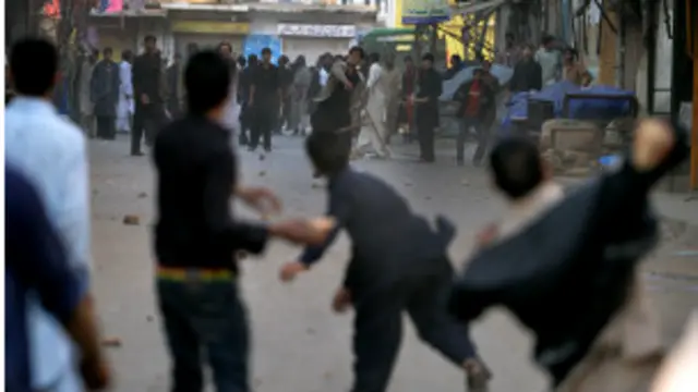 دونوں گروہوں کے درمیان تصادم میں ایک دوسرے پر پھتراؤ بھی کیا گیا