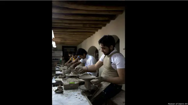 رئیس موسسه فیروزکوه می‌گوید"ما می‌دانیم که برای صنایع دستی افغانستان در بازارهای جهانی تقاضا وجود دارد. ما در هفت سال گذشته تلاش کردیم که صنایع دستی افغانستان را از نابودی کامل حفظ کنیم."