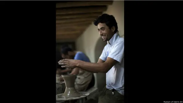 تولید ظروف کلالی یا سفالین از صنایعی سنتی در افغانستان است و منطقه استالف در شمال کابل شهرت زیادی در این زمینه دارد. 