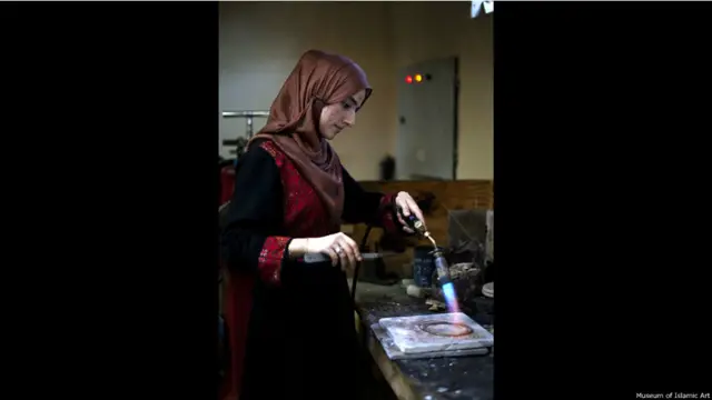 سوشانا کلارک ستیوارت، رئیس موسسه فیروزکوه می‌گوید"ما می‌دانیم که برای صنایع دستی افغانستان در بازارهای جهانی تقاضا وجود دارد. تلاش اصلی بدین متمرکز است که بخش صنایع دستی افغانستان تا ۲۰ سال آینده در حد دیگر کشورها روبه توسعه برسد که در این کشورها به صورت میانگین ۳ درصد تولید تولید ناخالص داخلی را می‌سازد."