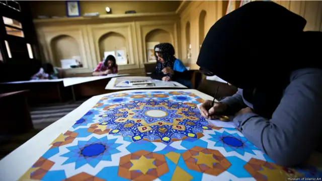 موسسه فیروزکوه در کابل انستیتوی هنرها و معماری سنتی افغانستان را ایجاد کرده که در آن سالانه حدود 200 دختر و پسر افغان در بخش‌های مختلف صنایع دستی افغانستان آموزش می‌بینند. 