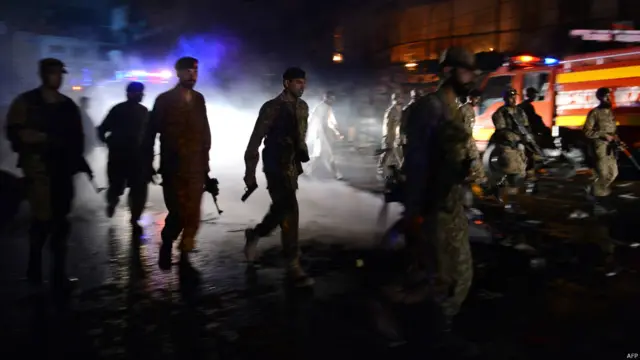 شہر میں امدادی کارروائیوں کے سرکاری ادارے 1122 کے مطابق جائے وقوعہ پر آگ لگنے اور زخمیوں کی اطلاع موصول ہونے کے بعد ایمبولینس اور آگ بجھانے والی گاڑیاں روانہ کر دی گئیں۔