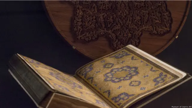 خطاطی و خوش‌نویسی نیز از هنرهای پرطرفدار در افغانستان بوده است. روزگاريكه هنوز چاپ و مطبعه وجود نداشت بازار خطاطان رونق قابل قدري داشته است. 