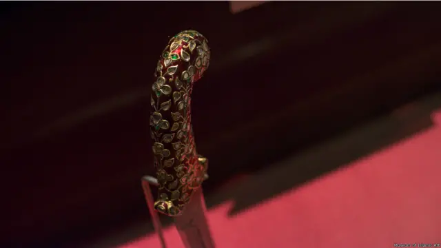 افغانستان سرزمین سنگ‌های قیمتی متنوع است و گوهرنشانی تزیینی از گذشته‌های دور در این کشور مروج بوده است. 