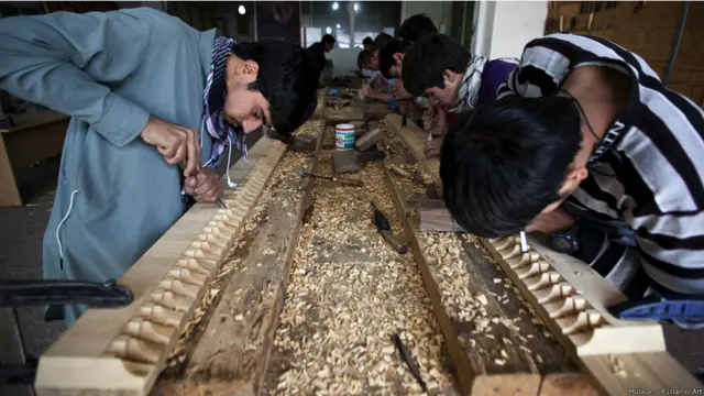 کنده‌کاری روی چوب در افغانستان سبک‌های مختلف دارد و شامل سبک‌های کابلی، نورستانی، تیموری، شمسی و غیره می‌شود. 